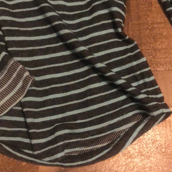 Lightweight pullover with button detail - Picture 7 of 9